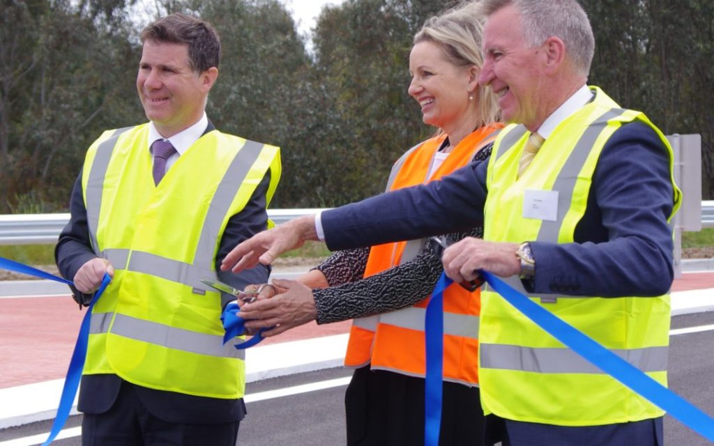 Photo Credit: sussanley.com/news
Sussan Ley MP, Justin Clancy MP and Mayor Kevin Mack cutting a ribbon